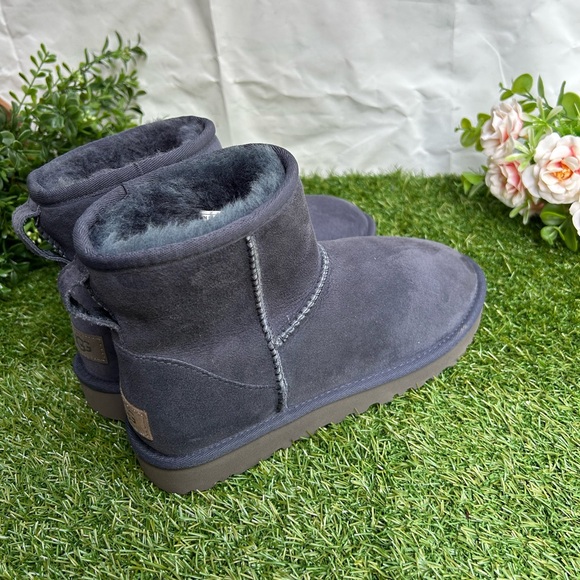 UGG
Classic Mini II Boot
$160 size 6 Color: Eve Blue NEW / store display - Picture 9 of 16